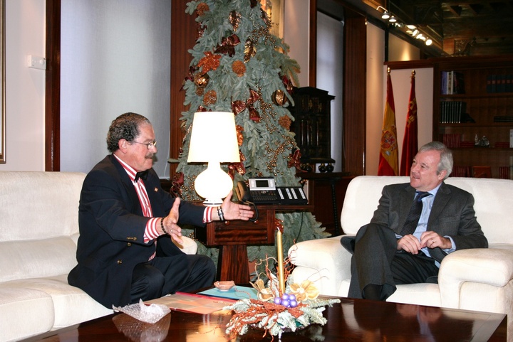 Valcárcel recibe al profesor de la Universidad de Murcia Javier García del Toro.