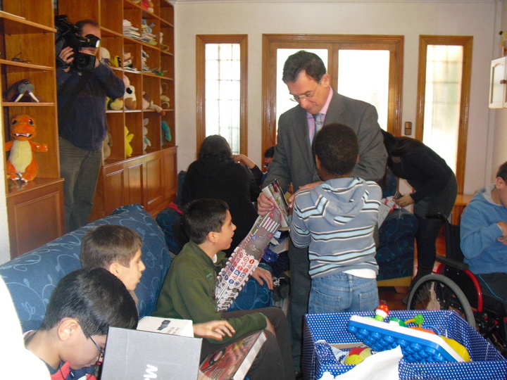 Entrega de juguetes de la campaña 'Niños Solidarios'