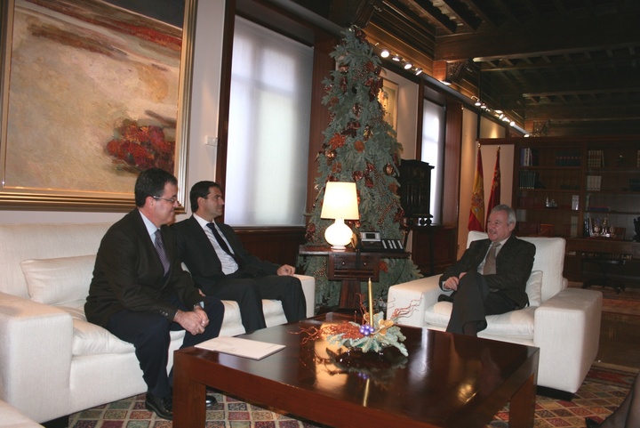 El jefe del Ejecutivo regional, Ramón Luis Valcárcel, recibió al decano del Colegio Oficial de Ingenieros de Telecomunicaciones de la Región de Murcia 02