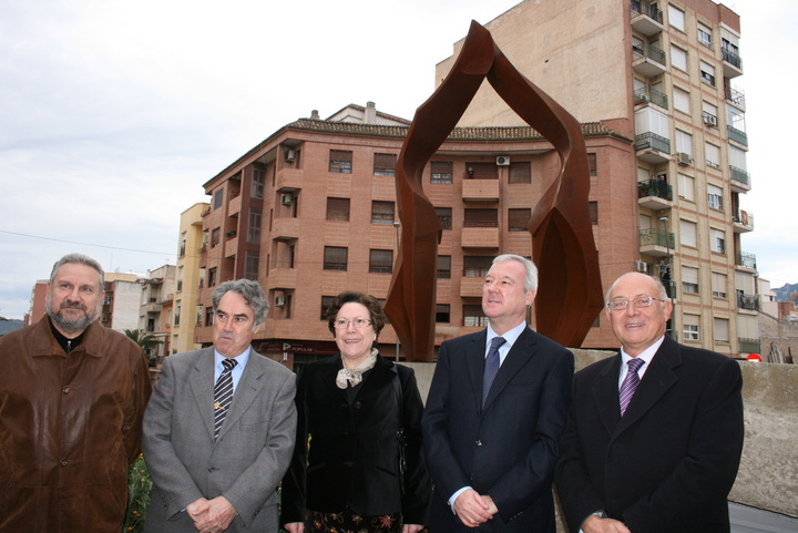 Valcárcel inaugura la escultura homenaje al pintor ciezano Toledo Puche