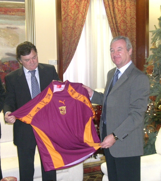 Valcárcel recibe al seleccionador murciano de fútbol, José Antonio Camacho