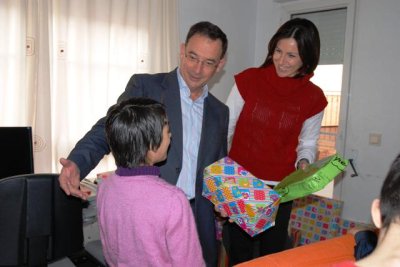 Entrega de juguetes a los menores del Centro Nuevo Futuro