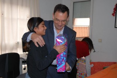 Bascuñana entrega juguetes a los menores del Centro Nuevo Futuro