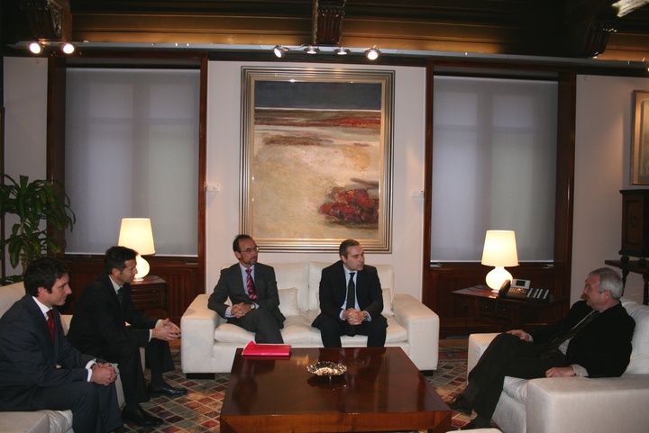 El presidente de la Comunidad recibe al presidente de AJE y de la Confederación Europea de Jóvenes Empresarios 2