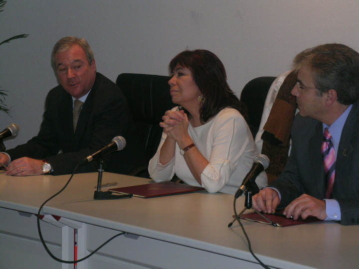 Un momento de la rueda de prensa posterior a la firma