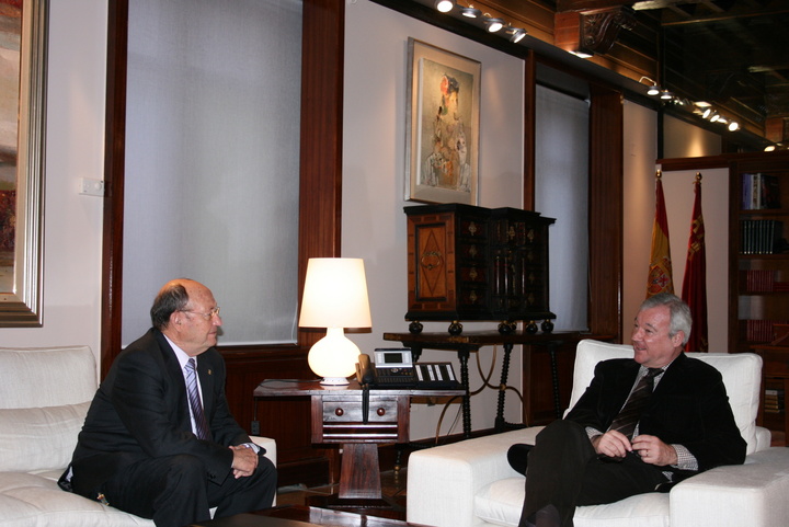 El presidente Valcárcel recibe al alcalde de Alhama de Murcia, Juan Romero