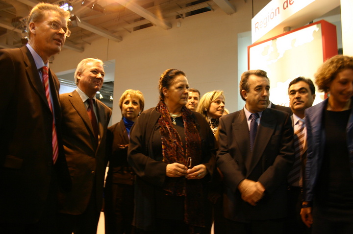 Feria mundial 'Fruit Logistica' de Berlín: la alcaldesa junto a Valcárcel en el stand de Murcia