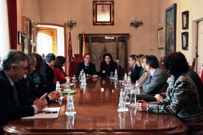 La consejera de Economía y Hacienda se reúne con el alcalde de Yecla