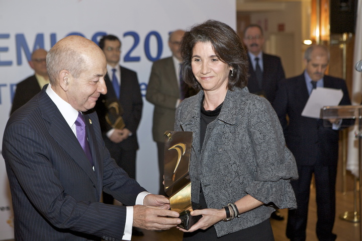 Inmaculada García recibe el Premio Dintel Directivos 2010
