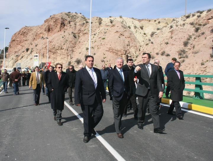 Valcárcel inaugura el nuevo puente sobre la rambla del Mayés en Villanueva del Río Segura (2)