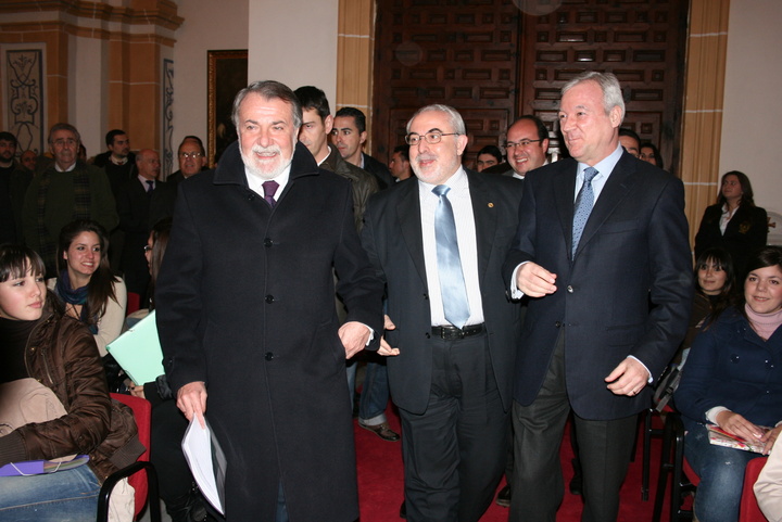 Valcárcel presenta a Jaime Mayor Oreja en la UCAM (01)