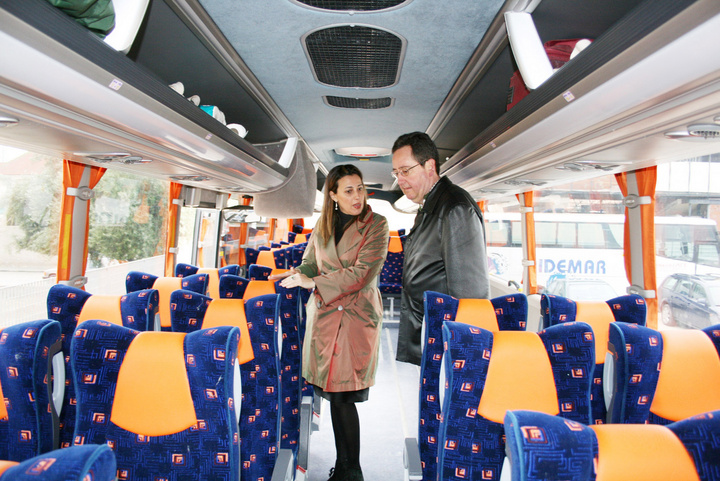 Imágenes de entrega autobús adaptado para la asociación Aidemar 1
