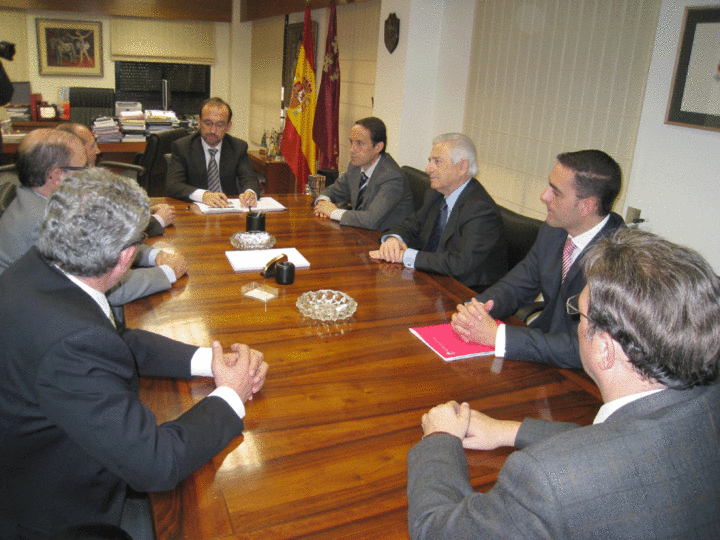Imagen de la reunión de la 'Mesa de Impulsos Empresarial: Mueble y Madera'