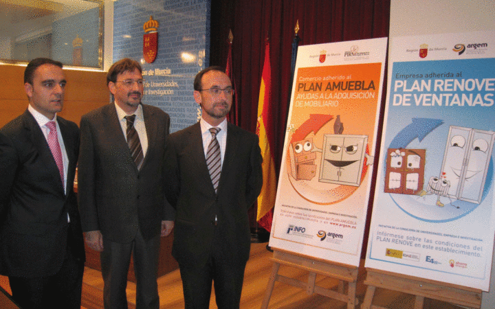 El consejero de Universidades, Empresa e Investigación, Salvador Marín, presenta junta al director del Instituto de fomento, Juan José Beltrán, y el director general de Industria, Energía y Minas, José Francisco Puche, el Plan AMUEBLA y el Plan Renove de Puertas y Ventanas