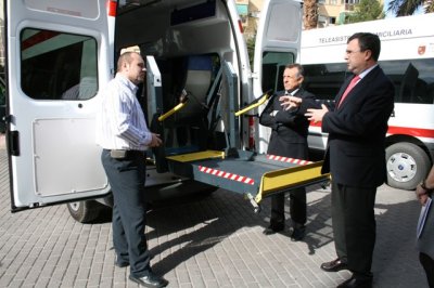 José Ballesta y Aurelio Luna comprueban el funcionamiento de uno de los vehículos adaptados que la Comunidad ha subvencionado a Cruz Roja