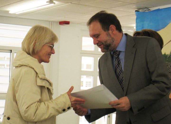 Entrega de credenciales de participación a representantes de cinco países participantes en un proyecto educativo europeo (2)