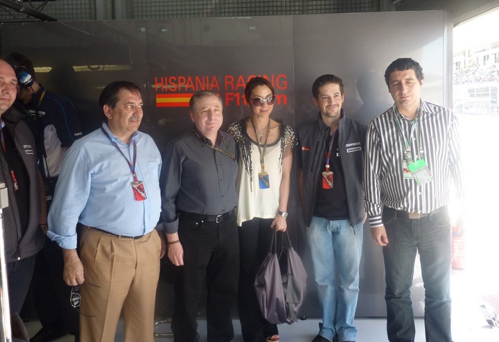 El consejero de Cultura y Turismo, Pedro Alberto Cruz, en el Gran Premio de Bahréin