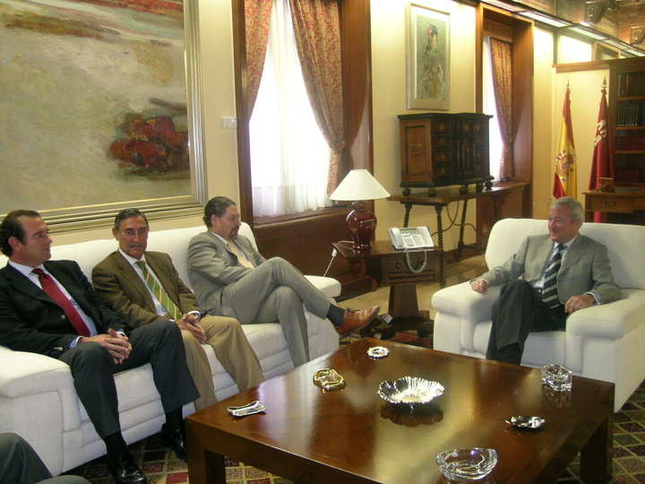 Ramón Luis Valcárcel, recibe al presidente de la Cámara Oficial de Comercio de Cartagena, Mariano Rosique y al resto de componentes del nuevo Comité Ejecutivo.