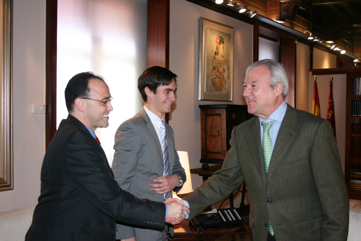 Valcárcel recibe al alumno que participa en el Programa Modelo de Parlamento Europeo (1)