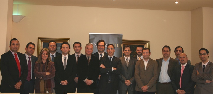 El presidente asiste al almuerzo-coloquio organizado por el club de profesionales 'Seniors Club' de Murcia