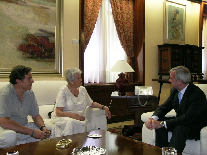 Ramón Luis Valcárcel recibe a Asunción Balaguer, viuda de Paco Rabal y a Benito Rabal