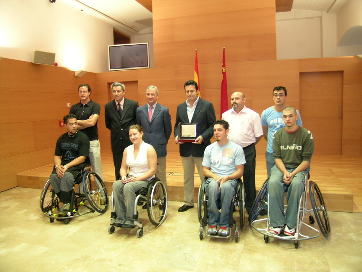 Ramón Luis Valcárcel, recibe al Polaris Baloncesto en Silla de Ruedas por su ascenso a División de Honor