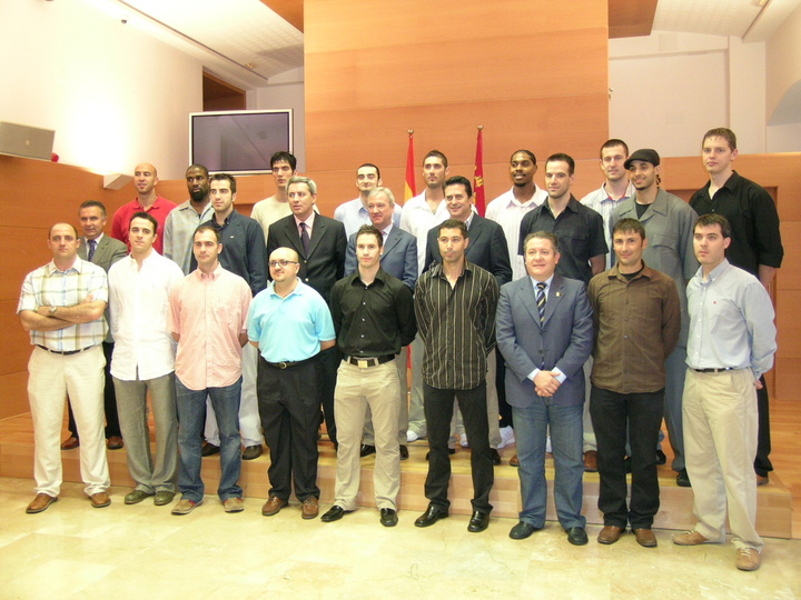 Ramón Luis Valcárcel, recibe al equipo Polaris World Club Baloncesto Murcia tras su reciente ascenso a la Liga ACB.