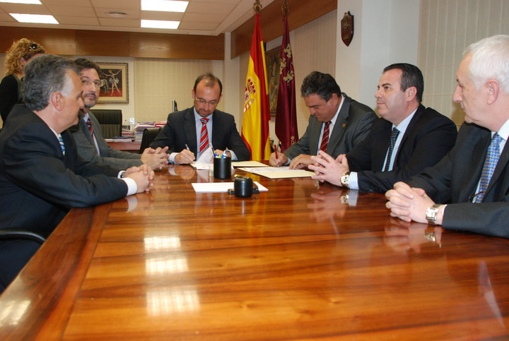 Salvador Marín y el presidente de Fepemur,  Francisco Cabrera, firman un convenio para la creación de nuevos servicios en los polígonos industriales