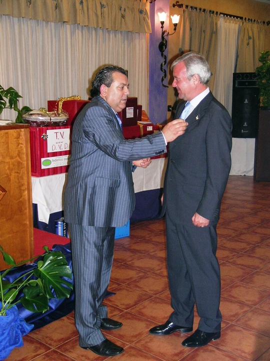 Ramón Luis Valcárcel recibe la Insignia de Oro del Gremio de Pasteleros de Murcia.