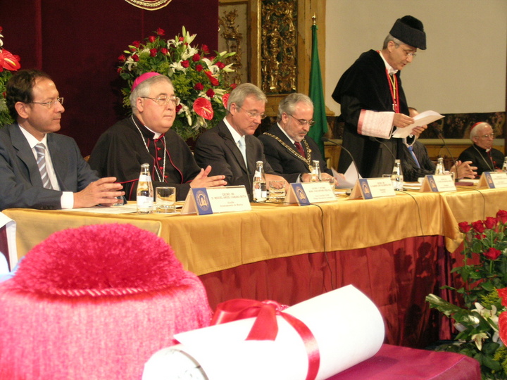 El presidente de la Comunidad de Murcia, Ramón Luis Valcárcel, doctor Pedro Guillén e investidura de doctores Honoris Causa por la Universidad Católica de San Antonio al obispo emérito de la Diócesis de Cartagena, Javier Azagra, al reverendo Abelardo Lobato, al presidente de la Academia Pontificia Romana y al director de