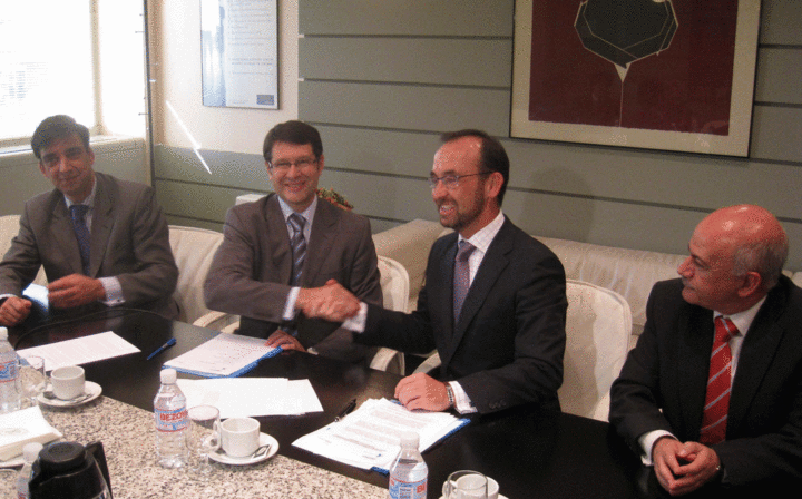 Imagen de la firma del convenio (II)