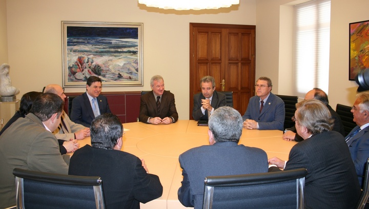 El jefe del Ejecutivo murciano recibe al presidente del Sindicato Central de Regantes del Trasvase Tajo-Segura, José Manuel Claver 1