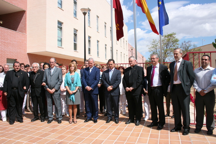 Valcárcel guarda minuto de silencio en acto de condena por el asesinato de una mujer ayer en Santiago El Mayor a manos de su marido