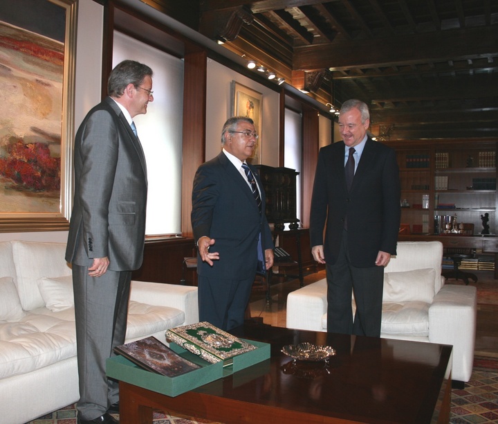 El presidente de la Comunidad, Ramón Luis Valcárcel, recibe al Hermano Mayor de la Cofradia de la Vera Cruz 1
