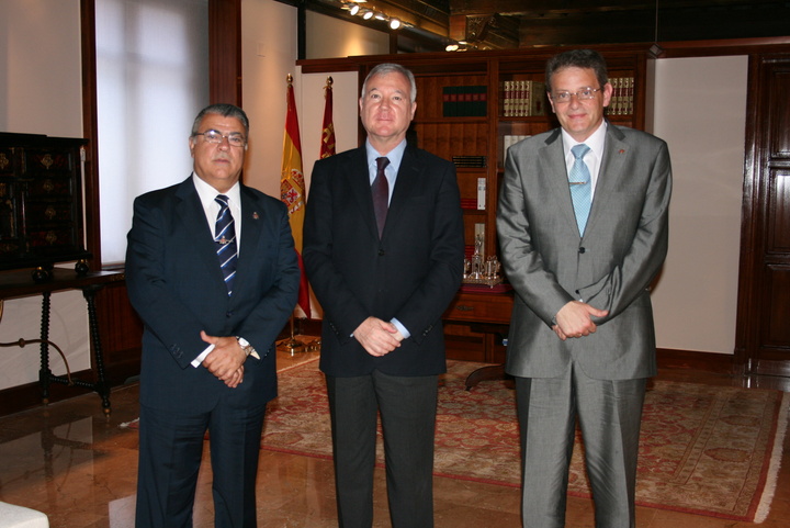 El presidente de la Comunidad, Ramón Luis Valcárcel, recibe al Hermano Mayor de la Cofradia de la Vera Cruz 2