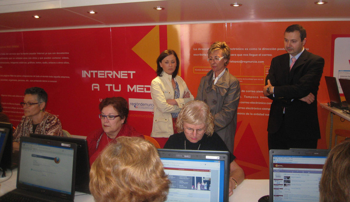 Presentación del Aula Móvil de iniciación y perfeccionamiento en informática para mujeres (2)