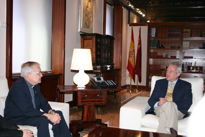 El jefe del Ejecutivo regional recibe al obispo electo de la diócesis mozambiqueña de Gurué, el murciano monseñor Francisco Lerma 2