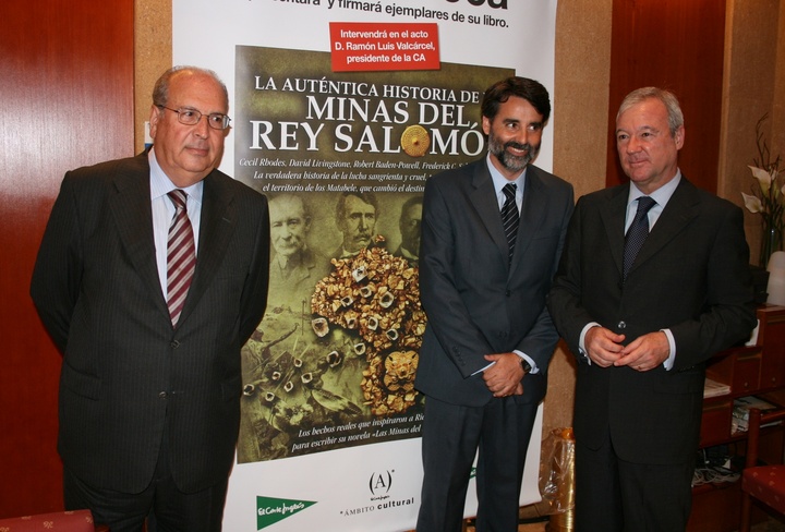 Valcárcel presenta el último libro del periodista y escritor Carlos Roca