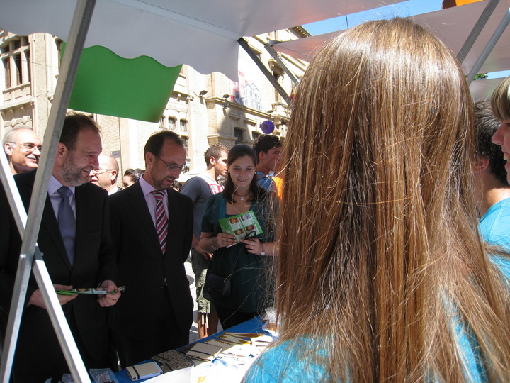 Marín y Sotoca visitan el primer 'Mini-market' del proyecto Empresa Joven Europea