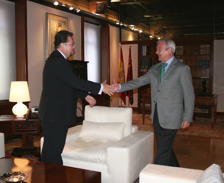 El presidente de la Comunidad recibe al cónsul de Ecuador, Patricio Garcés (1)