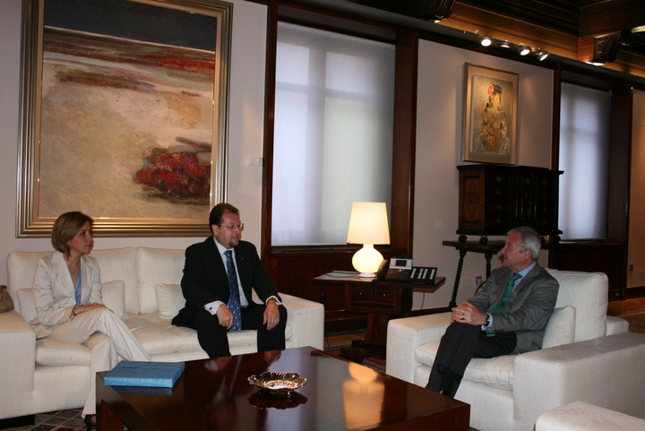 El presidente de la Comunidad recibe al cónsul de Ecuador, Patricio Garcés (2)