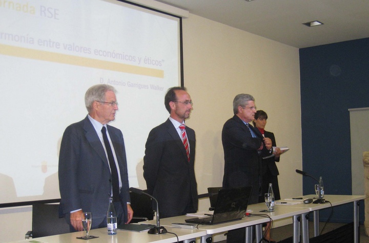 El consejero Salvador Marín, acompañado del presidente de Croem, Miguel del Toro, y del presidente de Garrigues Abogados, Antonio Garrigues Walker, clausura del proyecto 'Sistema Integral para el desarrollo de la RSE en el sector agroalimentario'