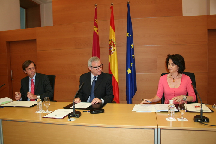 Valcárcel preside la firma del contrato entre el Banco Europeo de Inversiones y la Comunidad Autónoma 2