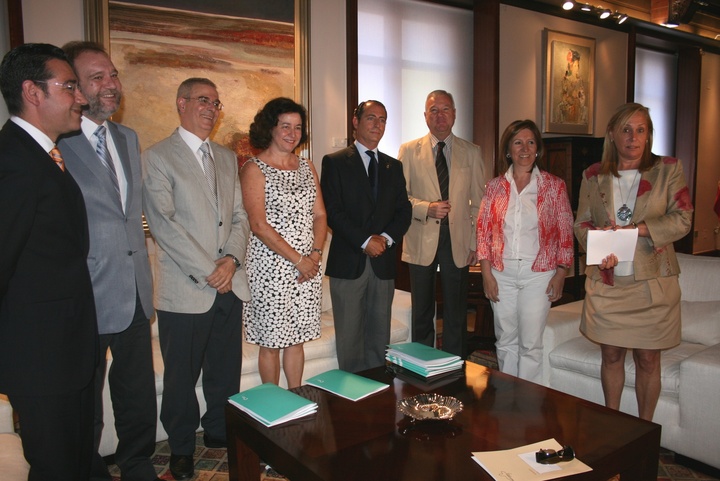El jefe del Ejecutivo murciano, Ramón Luis Valcárcel, recibe al presidente del Colegio de Médicos, Rodolfo Castillo