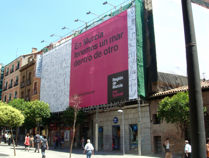 Segunda lona promocional de No-Typical en la calle Fuencarral de Madrid