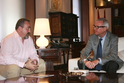El presidente de la Comunidad recibe al presidente de la AVT en Murcia (1)