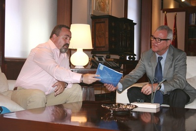 El presidente de la Comunidad recibe al presidente de la AVT en Murcia (2)