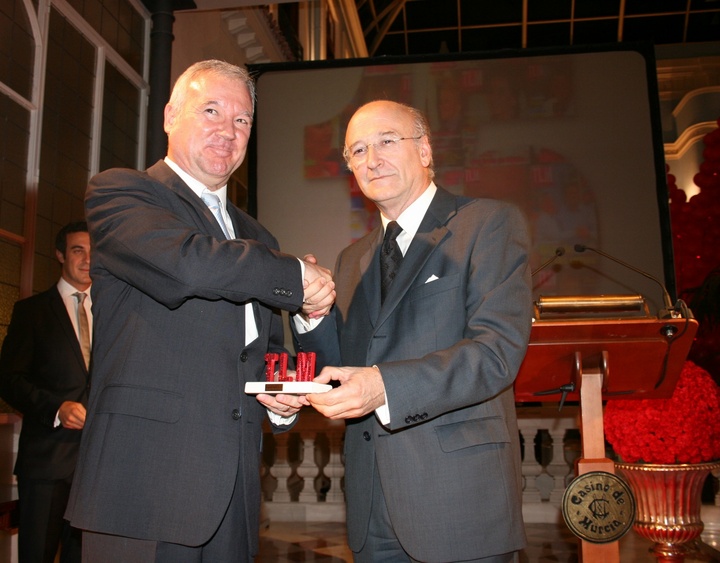 Valcárcel recibe el premio Tribuna La Muralla en su 15 Aniversario 01