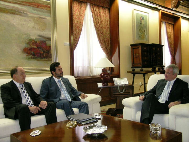 Ramón Luis Valcárcel recibe al presidente de Undemur, Miguel Lloret, y al director general, Ángel Frutos, para la presentación de la memoria de actividades