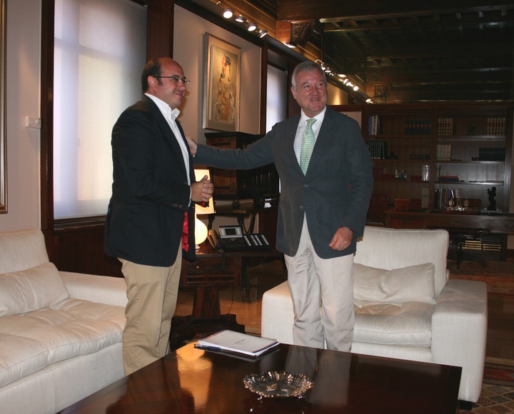El presidente de la Comunidad, Ramón Luis Valcárcel, recibe al alcalde de Puerto Lumbreras, Pedro Antonio Sánchez